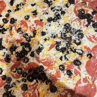 Pepperoni/black olive pizza
