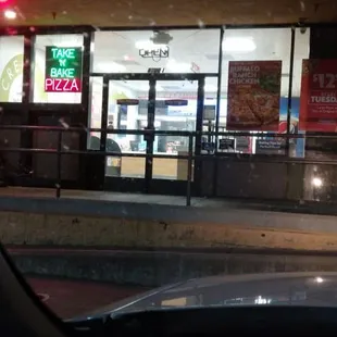 the front of a pizza restaurant