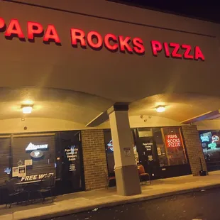 the front of a pizza restaurant