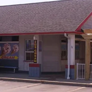 Papa Roni's building, circa 2015.