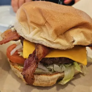 Bacon avocado cheeseburger - average