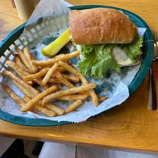 Portabella sandwich and fríes