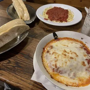 Garlic Bread, Spaghetti with Meat Sauce, Manicotti