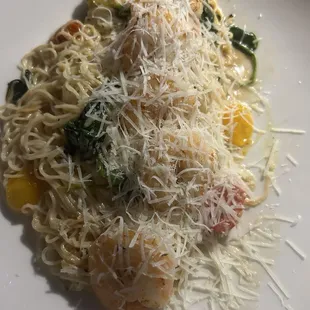 SHRIMP SCAMPI White wine, blistered tomatoes, sautéed spinach, garlic butter, hint of lemon