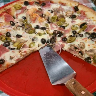 Large ham,jalapeños,mushrooms and light black olives. Really!!!! Good!!!