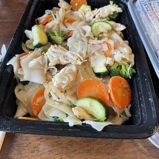 Flat chicken noodle plate