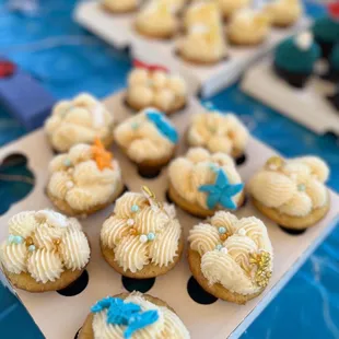  tray of cupcakes