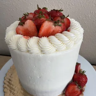 Strawberries vanilla cake