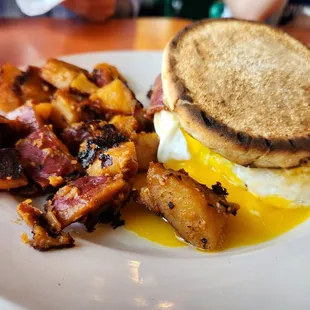 a plate of breakfast food