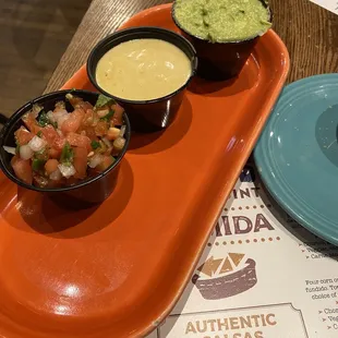 Pico de Gallo, queso, guac