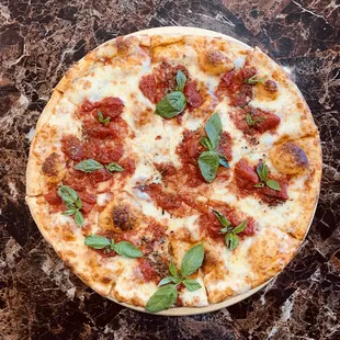 Mozzarella, plum tomatoes, basil, garlic and thin seasoned crust.