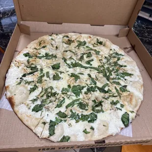 Chicken Alfredo pizza with spinach and garlic