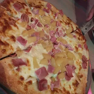 Hawaiian pizza without bacon. Delish!