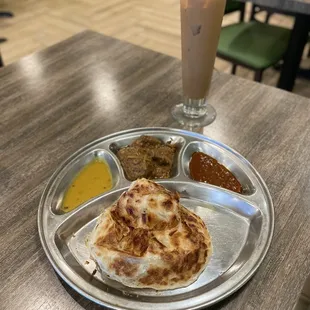 ig: @whatsviveating  |roti canai and beef rendang and 3 layer tea