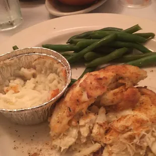 THE BEST CRAB CAKES. TRUST ME. Seasoned well and No Filler! I'm addicted! Lol