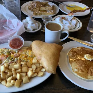 French toast, omlette, papitas, pancake &amp; sopapilla.