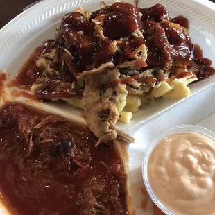 Pulled pork Mac bowl, chili. Excellent.