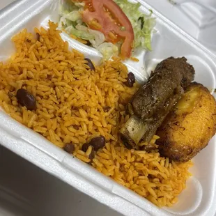 Almuerzo! $10 una costilla y un amarillo!!!  Hoy me quedo mirando para el lado! SMH