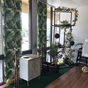 Spacious cafe has a "paradise" garden theme
