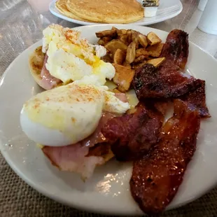 Eggs Bennedict with bacon