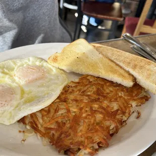 Eggs, toast and hash browns