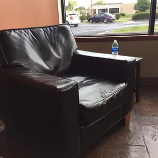 Cute coffee house. Great selections of doughnuts. You can walk in or they have a drive through.