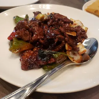 E1. Stir Fried Black Pepper Angus Beef with Basil
