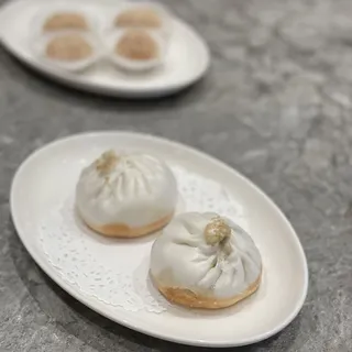 H6. Black Sesame Mochi with Grated Peanut