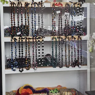 Kukui nut lei, yarn lei, and ribbon lei... they last forever and do not have fragrance... because some people have allergic reactions...