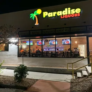 the outside of a restaurant at night