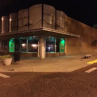 the outside of the restaurant at night