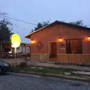 the outside of the restaurant