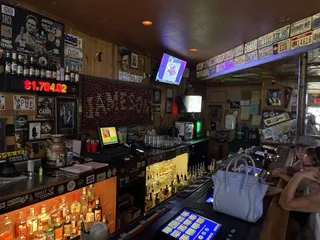 Putters Bar & Grill
