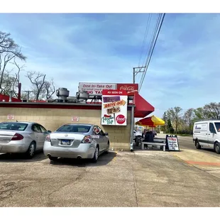 Paradise Pup @ 1724 S River Rd, Des Plaines, IL  Burgers Hotdogs Italian Beef Polish Sausage Chicken Fish Sandwiches Shakes etc. Cool!