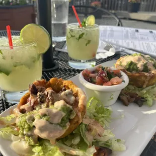 Handcrafted mojitos and steak Mofonguitos, delicious!!