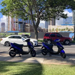 Us pulled over on the side of the street waiting an hour and a half for them to bring us a replacement moped