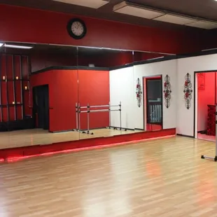 View of the mirrored wall.