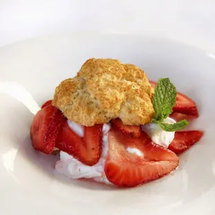 STRAWBERRY SHORTCAKE
Housemade Biscuit, Chantilly Cream, Watmaugh Strawberry Purée, Fresh Mint
