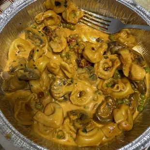 Tortellini Rose with peas.