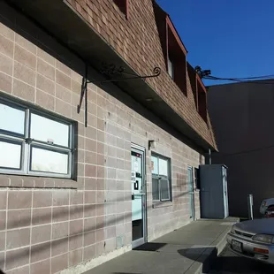 This place looks to be closed.  I'm not the only one who drove here and looked around.