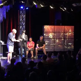 Freseric Da Silva blindfolded guesses what the audience members have in their pockets !