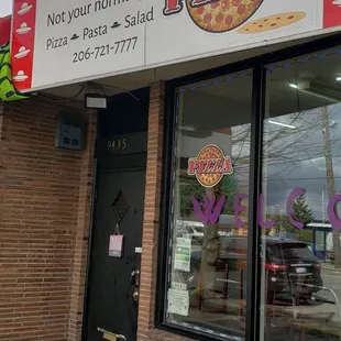 the front of a pizza restaurant