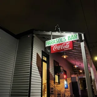 the outside of a restaurant at night