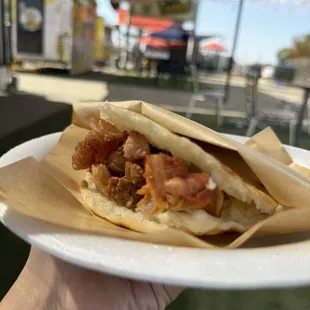Arepa rellena con chicharrón