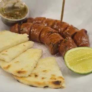 Chorizo santarosano con arepa