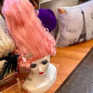 a mannequin head with pink hair