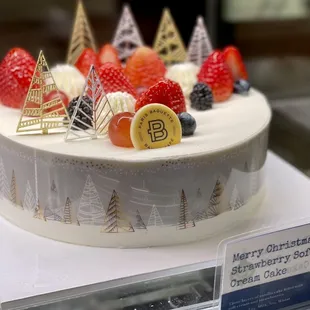 Strawberry Soft Cream Cake (Holiday)