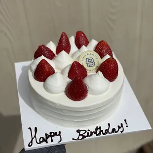 ig: @whatsviveating  |  mini strawberry cream cake