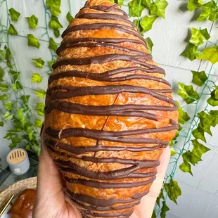 Chocolate croissant (@joeynht)