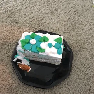 Threw this away along with the rest bc I couldn't make 4 1.5 hr trips to let them taste their "great" $55 cake and say no refund